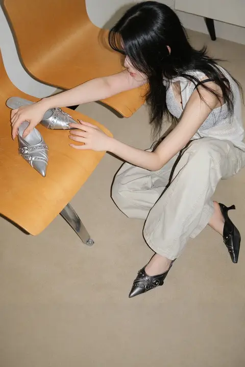 シルバー色の本革ミュール【尖頭・細ヒール・夏用・外出用】