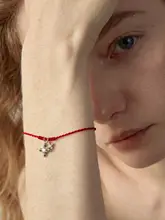 生花をあしらった二つの花のデザイン 赤い紐のブレスレット【軽やかなアクセサリー】