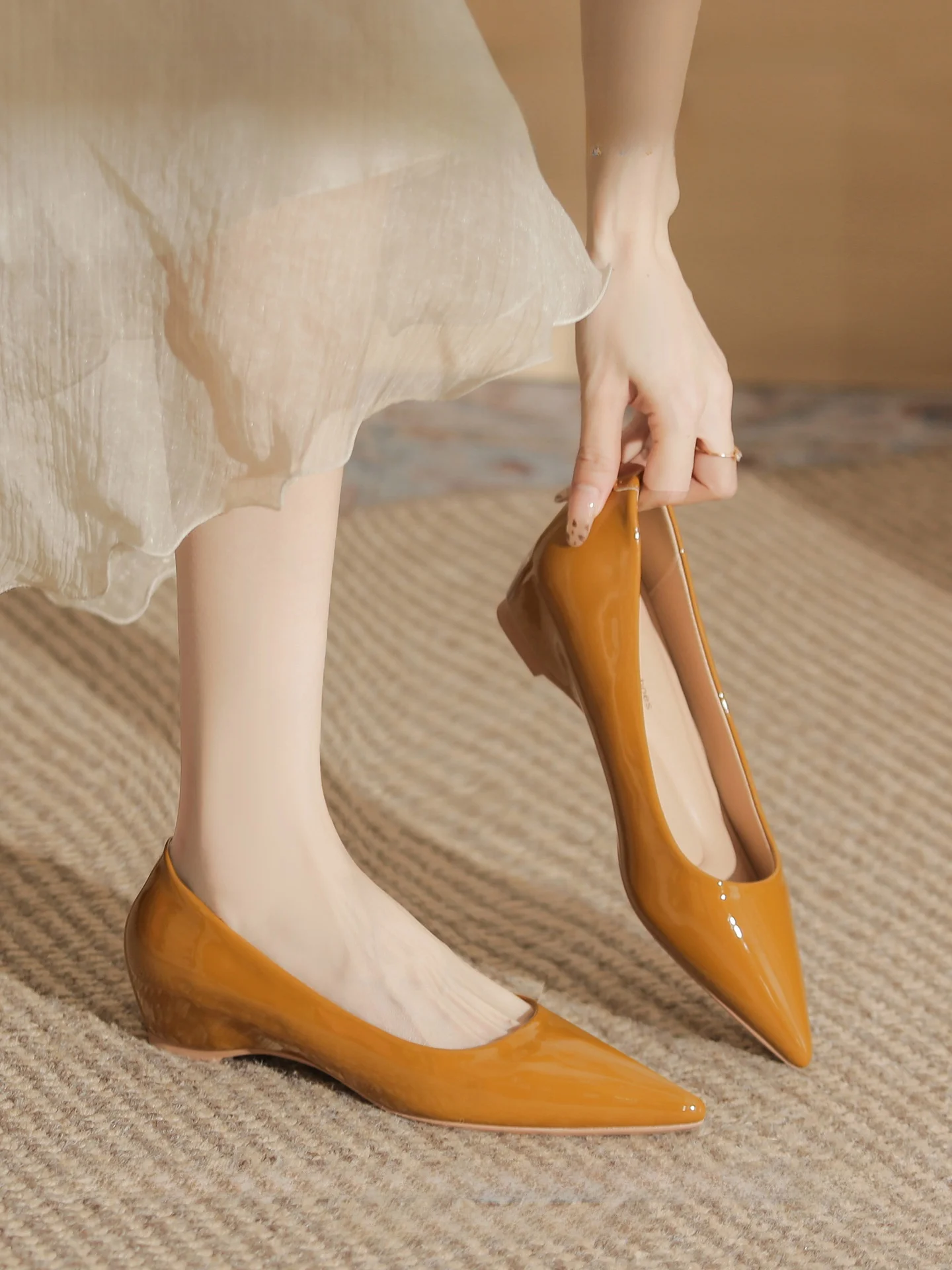通勤の足に負担をかけない、そんなパンプスは今、どう選ぶ？