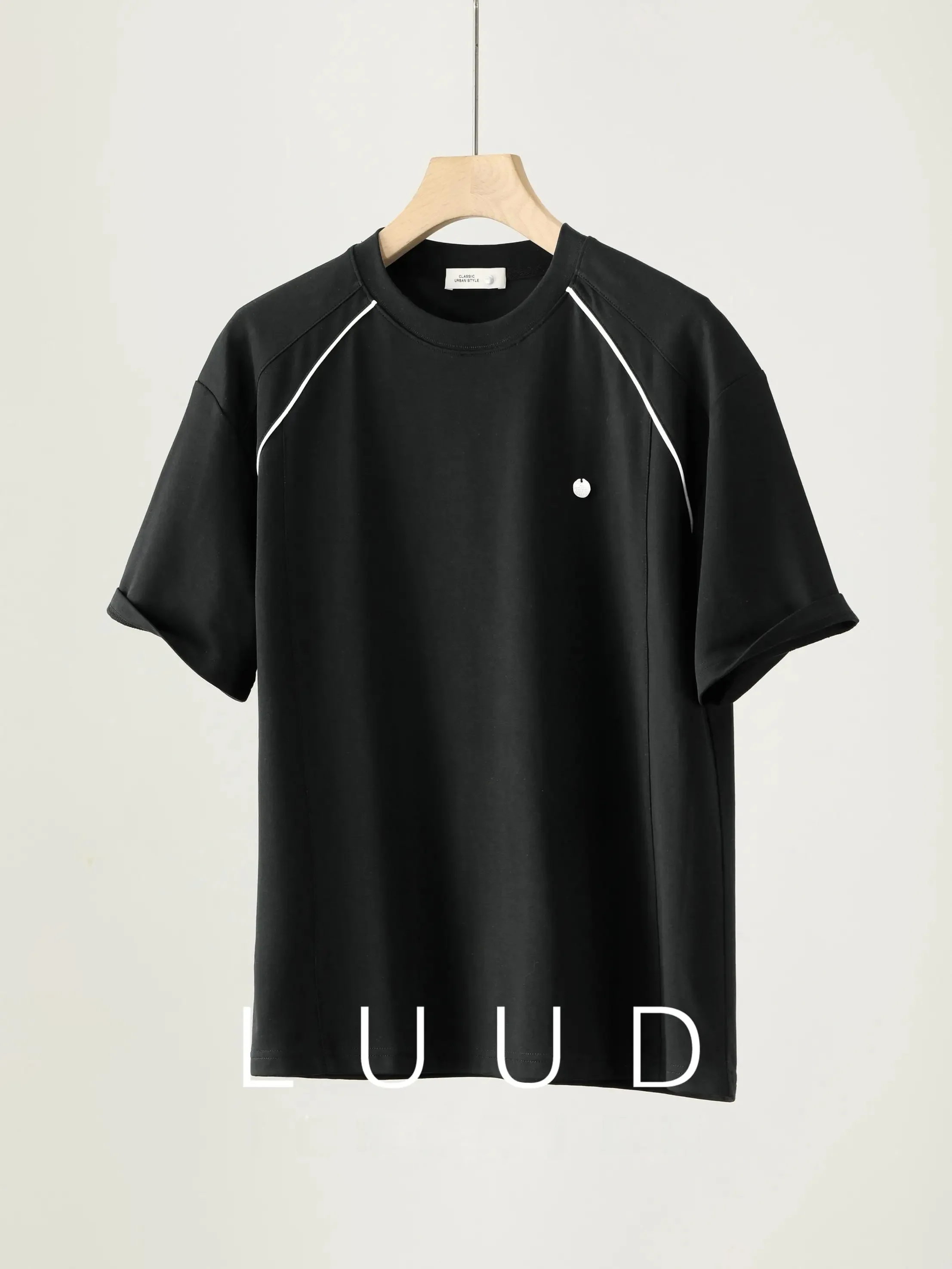 メンズ半袖Tシャツはどう選ぶ？ラウンドネックの肩色分けデザインが夏の日常を救う理由