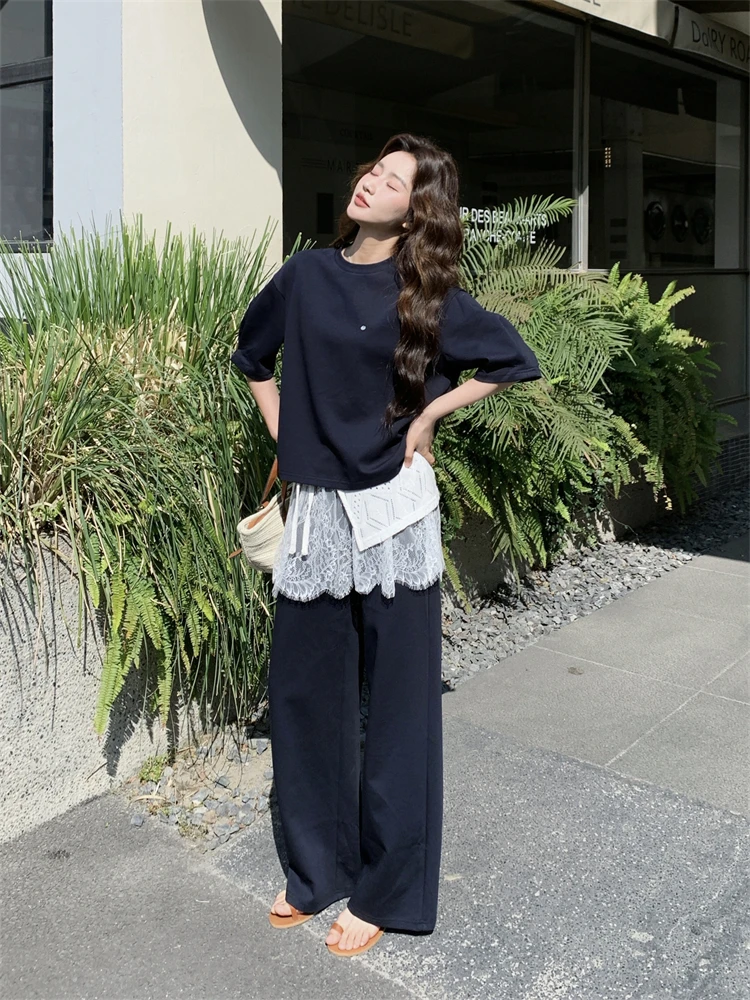30代女性が選ぶ2026春夏のプチプラコーデは、深青色の切り替えTシャツとワイドパンツがベスト？