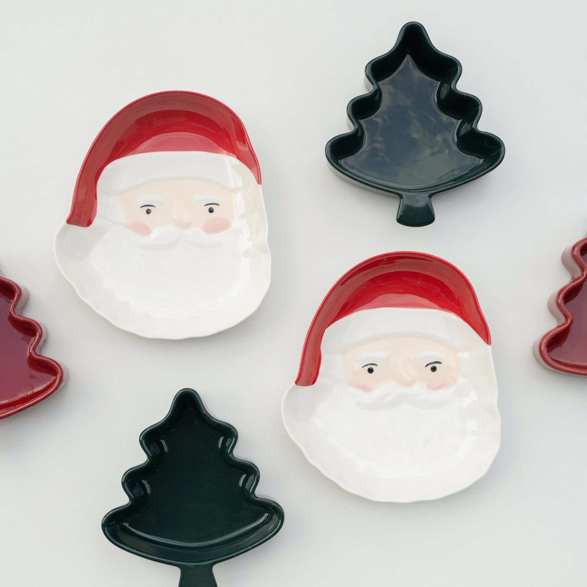可愛いサンタクロースの陶器プレート：クリスマスムードを演出するストロベリーデザインの実用性と使い方