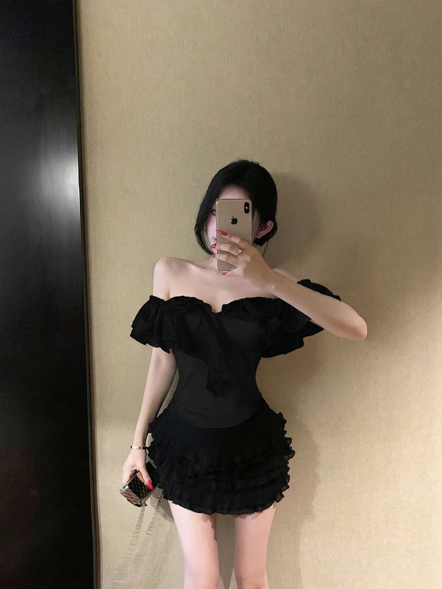 スカラップレースブラウスは本当に必要？通勤で使える「オフショルダー・フリルスリーブブラウス」の本物の使い方
