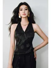 暗模様の装飾が美しい交差ストラップトップスとプリーツデザインのストレートパンツ（セットア ップ対応）