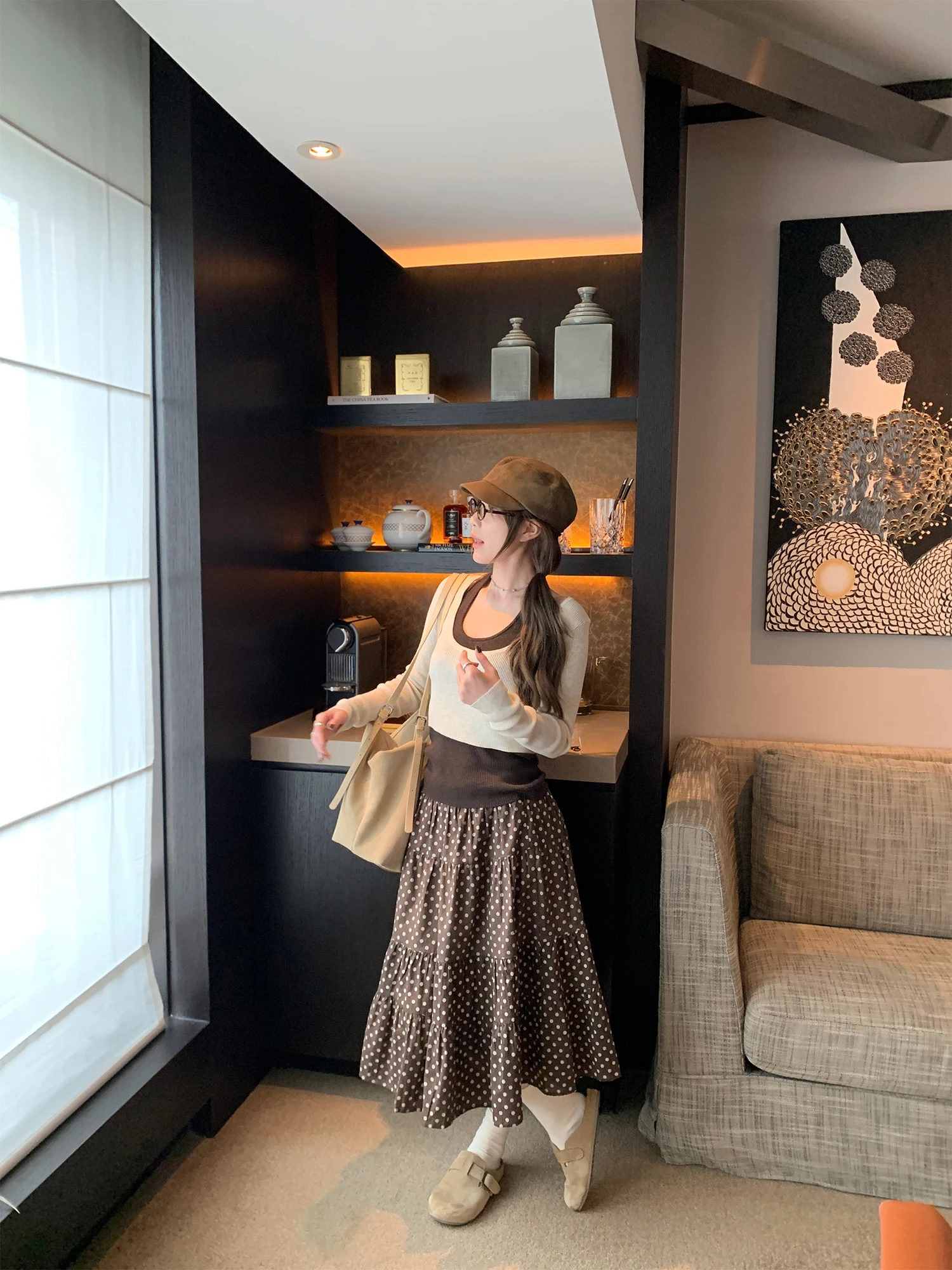 ドット柄のマーメイドスカートは、本当に「少女感」を引き出すのか？