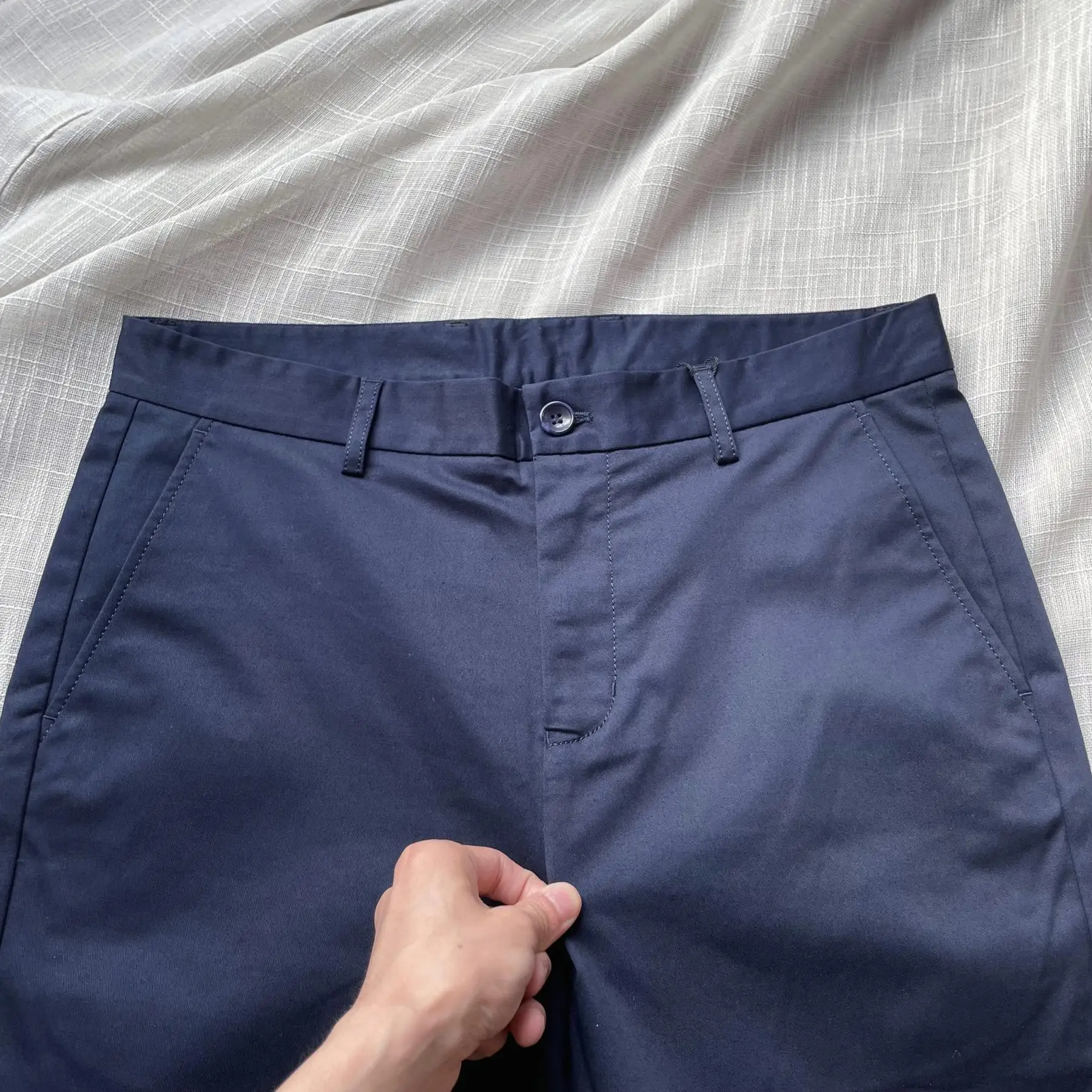 極上の柔らかさのコットン製スーツパンツ：春秋用スリムフィットダークブルーの選び方と実用性
