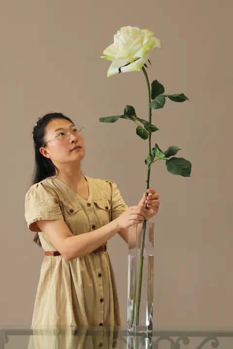 高級感ある大輪の造花バラ【ローズレッド・グリーン・単枝】