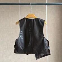 ラムレザー製 レディース ベスト【Vネック・斜めボタンデザイン・スリーブレス・フィット感あり】