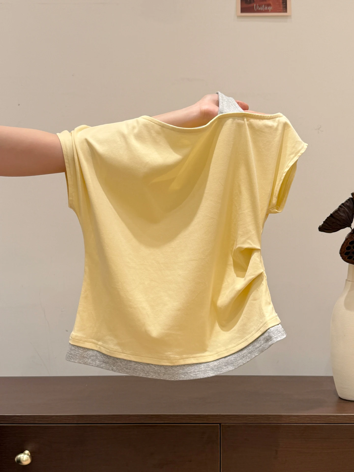 「tシャツ 重ね着 レディース」で失敗しない着こなしは？デザイン性と通気性のバランスが鍵
