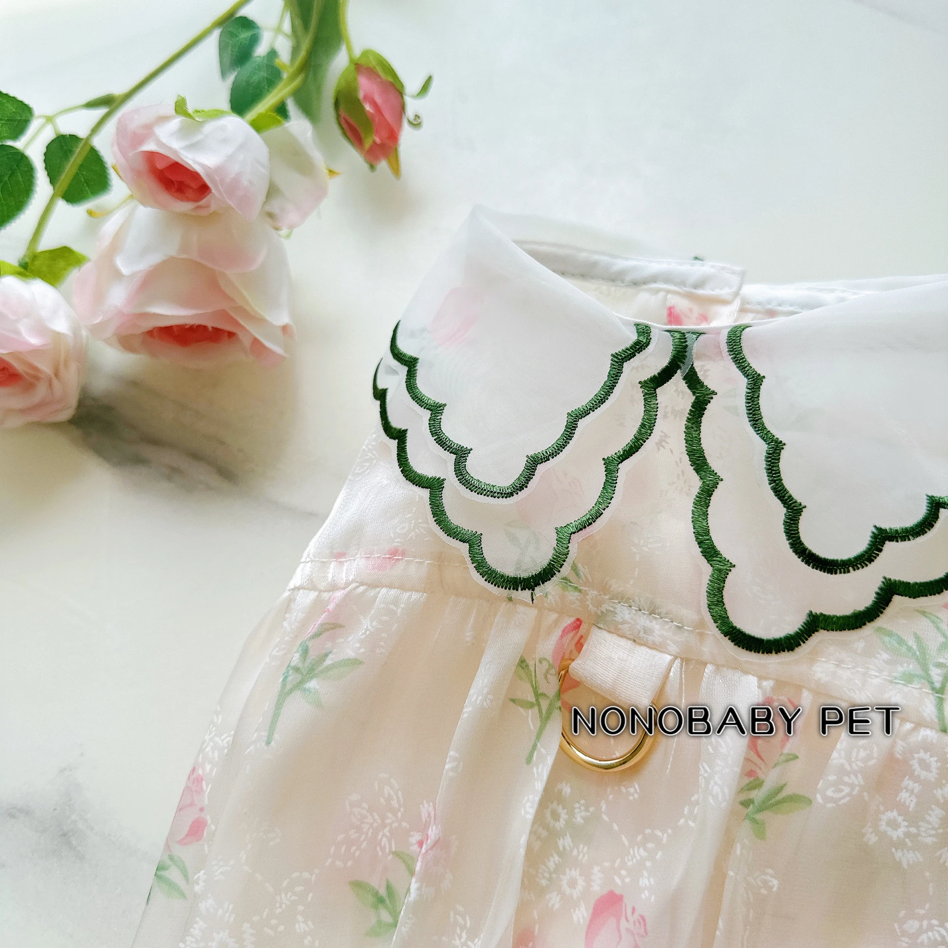 夏用シフォンフリル付き薔薇柄ワンピース：軽量通気性で散歩に最適な犬用ハーネス付き服