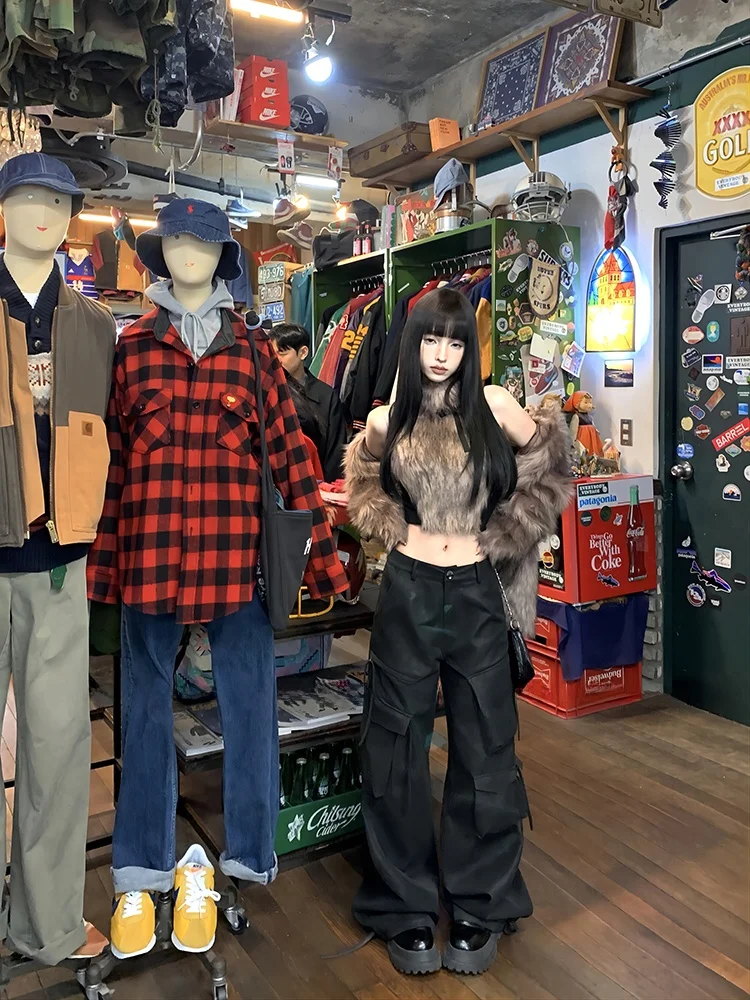 ブラック ワイドレッグ PUレザー パンツ：機能性と耐久性を兼ね備えたカジュアルスタイルの実態
