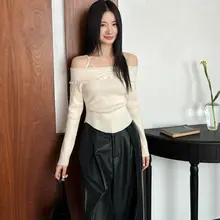 デザイン性のあるオフショルダー 吊り帯ニットトップス【女性用・スリムフィット・秋用】