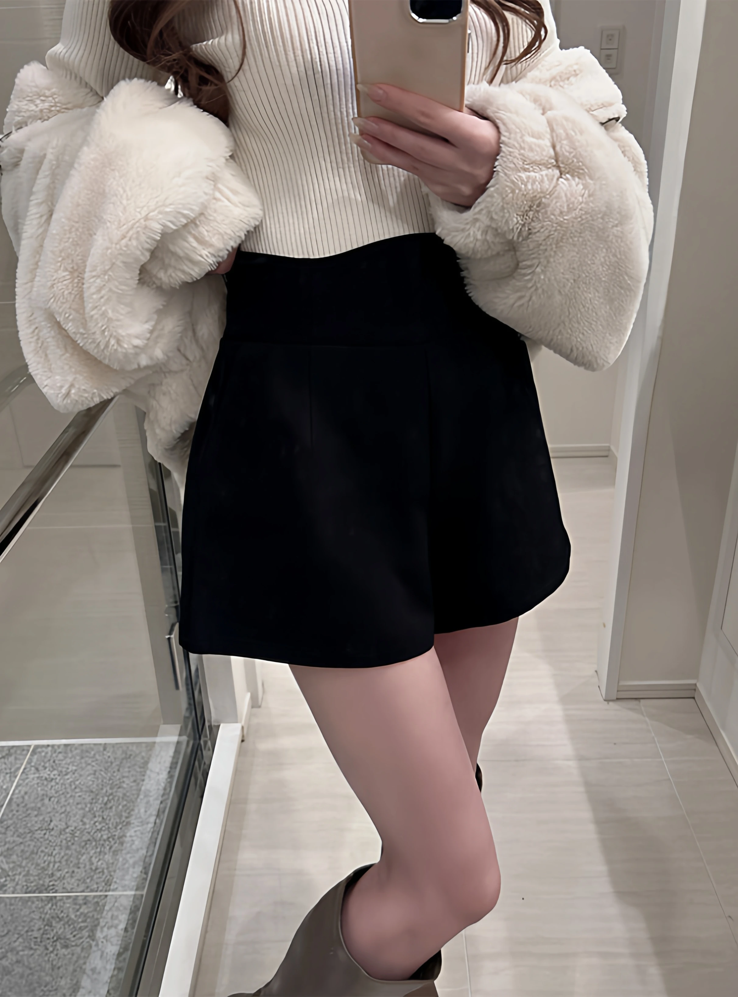ハイウエストショートパンツ：高腰デザインが体のラインを自然に  強調する女性用ショートパンツ