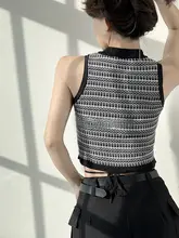 レディース 体にフィットする黒のストライプデザイン タンクトップ【ショート丈・ウエストハイ・編み込み】