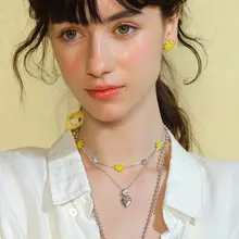 多彩な花びらデザインのネックレス【デリケートな鎖骨ラインを引き立てる・女性用・プレゼントに最適】