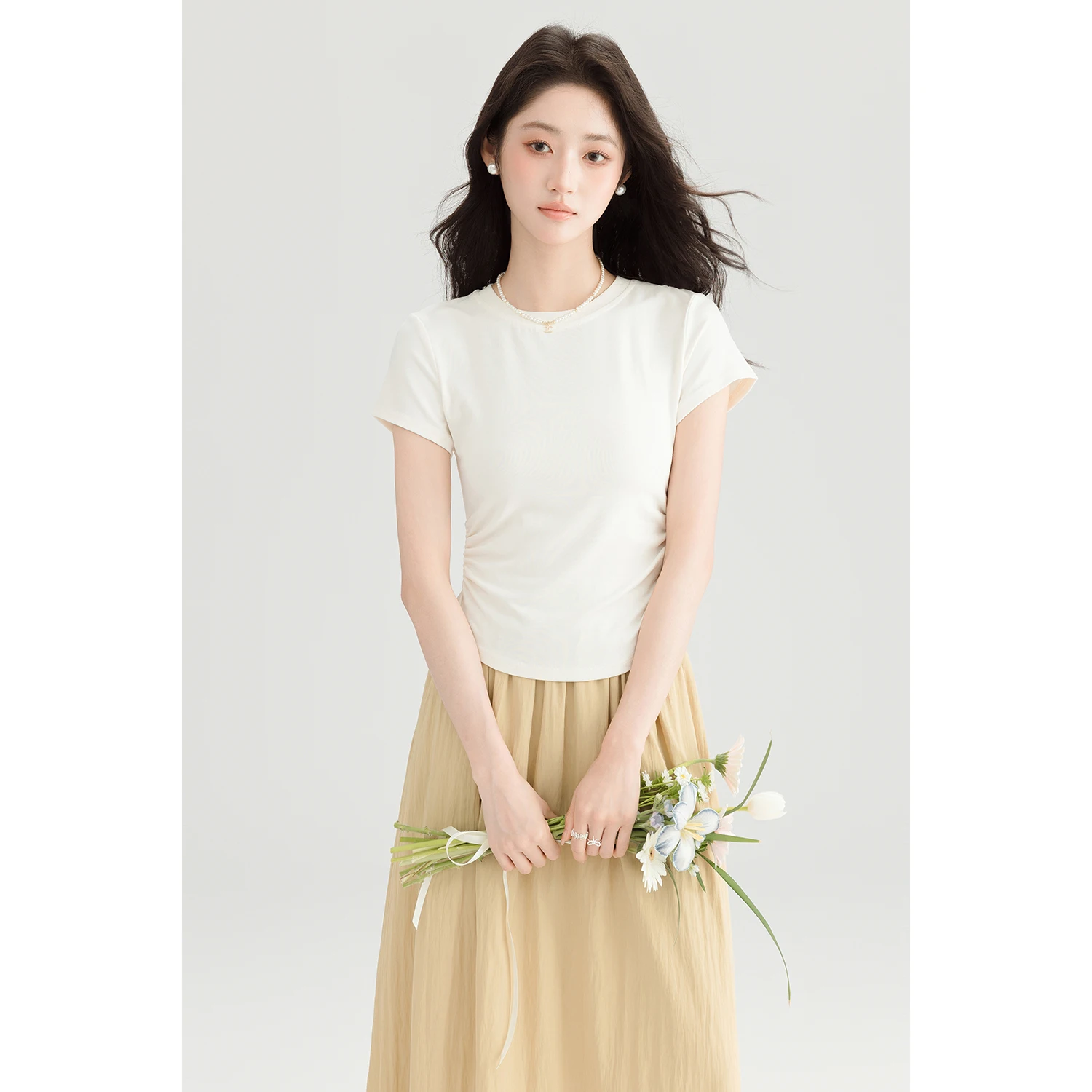 夏用半袖TシャツとAラインスカートセット：ベージュと白のコーデで肌寒さ対策