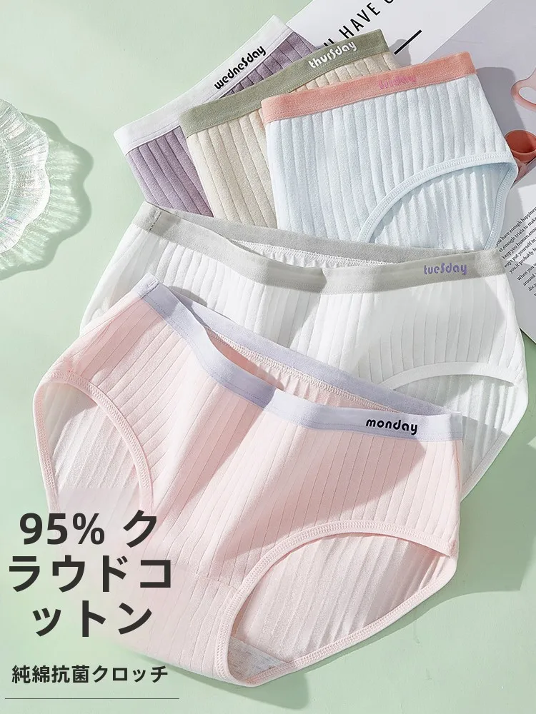 パンツスーツのインナーは、どんなものにすべき？