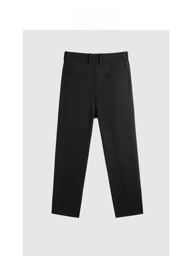 通勤服40代にぴったりなスラックスは、どう選ぶ？