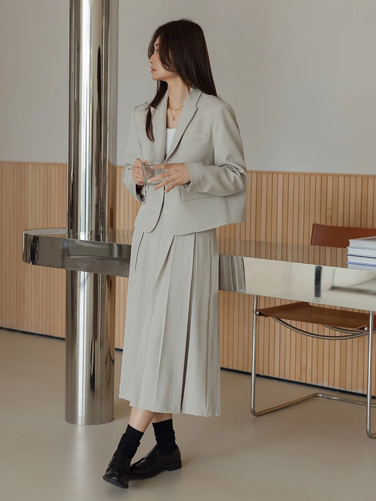 杏色のジャケットと百褶スカートセット：女性向けスーツ着こなしのシンプルで実用的な選択肢