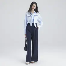 ブルーコットンシャツとパンツのエレガントな通勤スタイル（セットアップ対応）