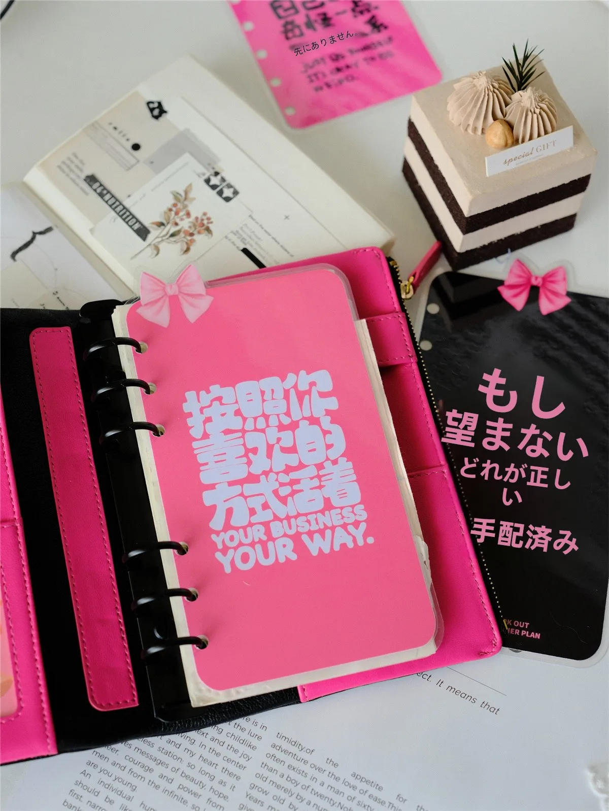 黒バラモチーフのプランニングシートで上司の机に書類を置くメモを効率化