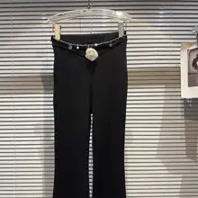 気品漂うフラワーチェーン付きハイウエストカジュアルパンツ【フィット・フレアデザイン】（セットアップ対応）