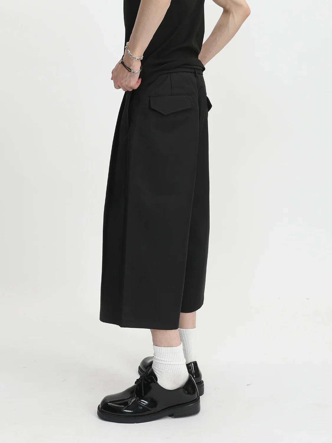 黒のワイドストレートカジュアルパンツ：着こなしのバランスと実用性を徹底解説