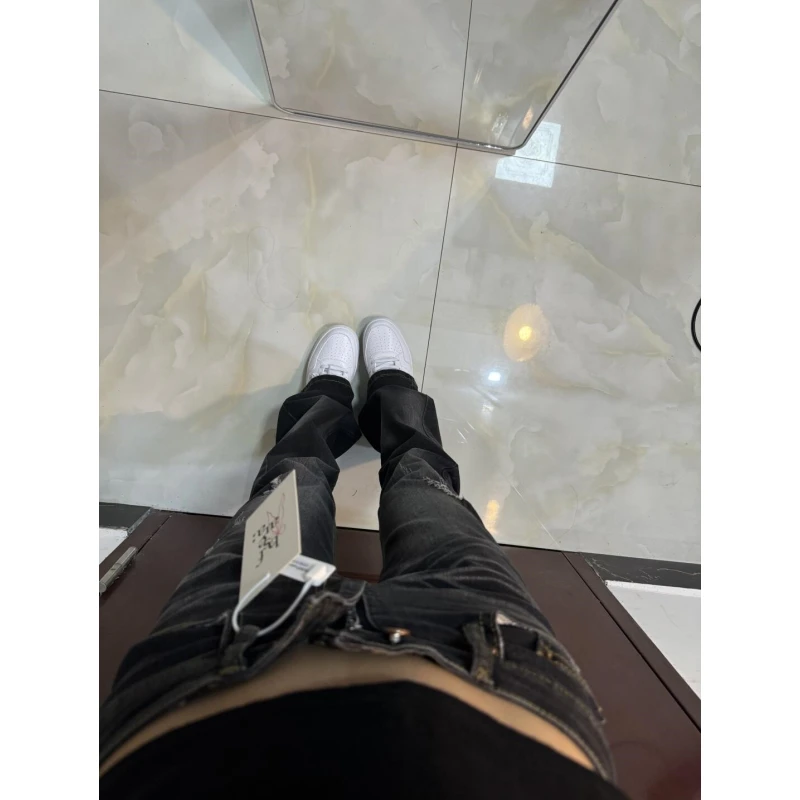 黒ズボンの色あせ対策：ロングローウエストデニムパンツの実用性とメンテナンス法