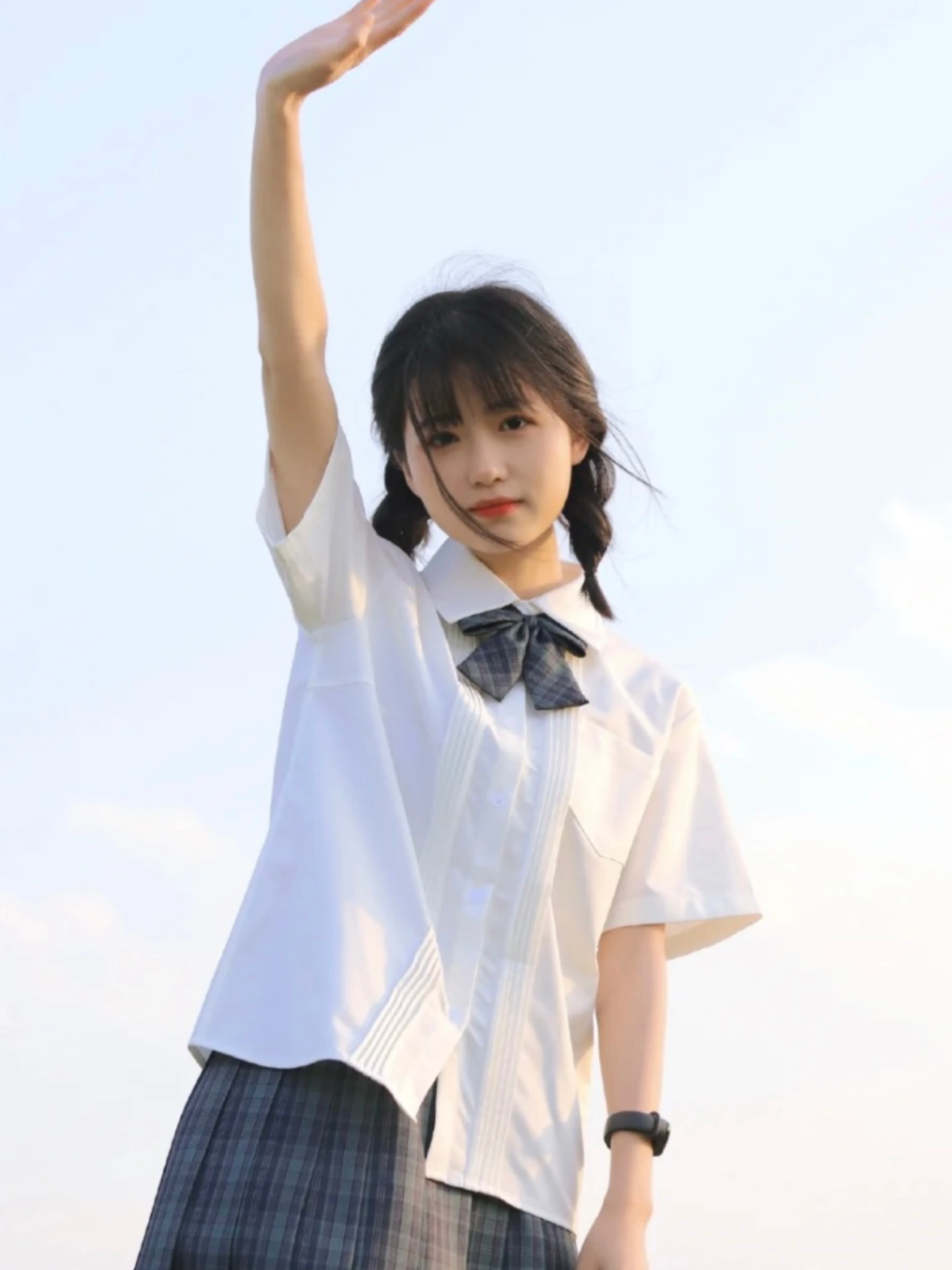 大人可愛いの本質とは？夏の白シャツと海苔チェックが解くスタイルの秘密