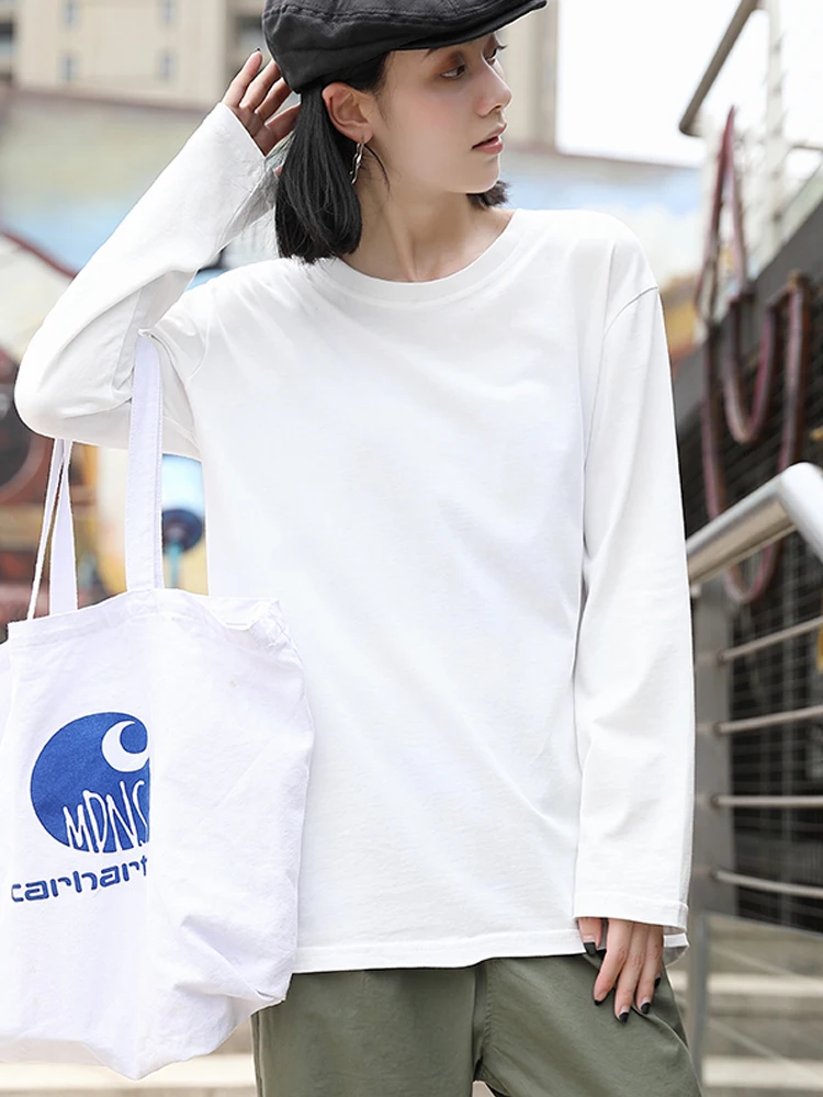 大人可愛いの本質とは？ホワイトTシャツで実現する自然なスタイル