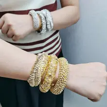 スペインデザインの金メッキ開口式ブレスレット【溶岩のようなビーズテクスチャー・女性用】