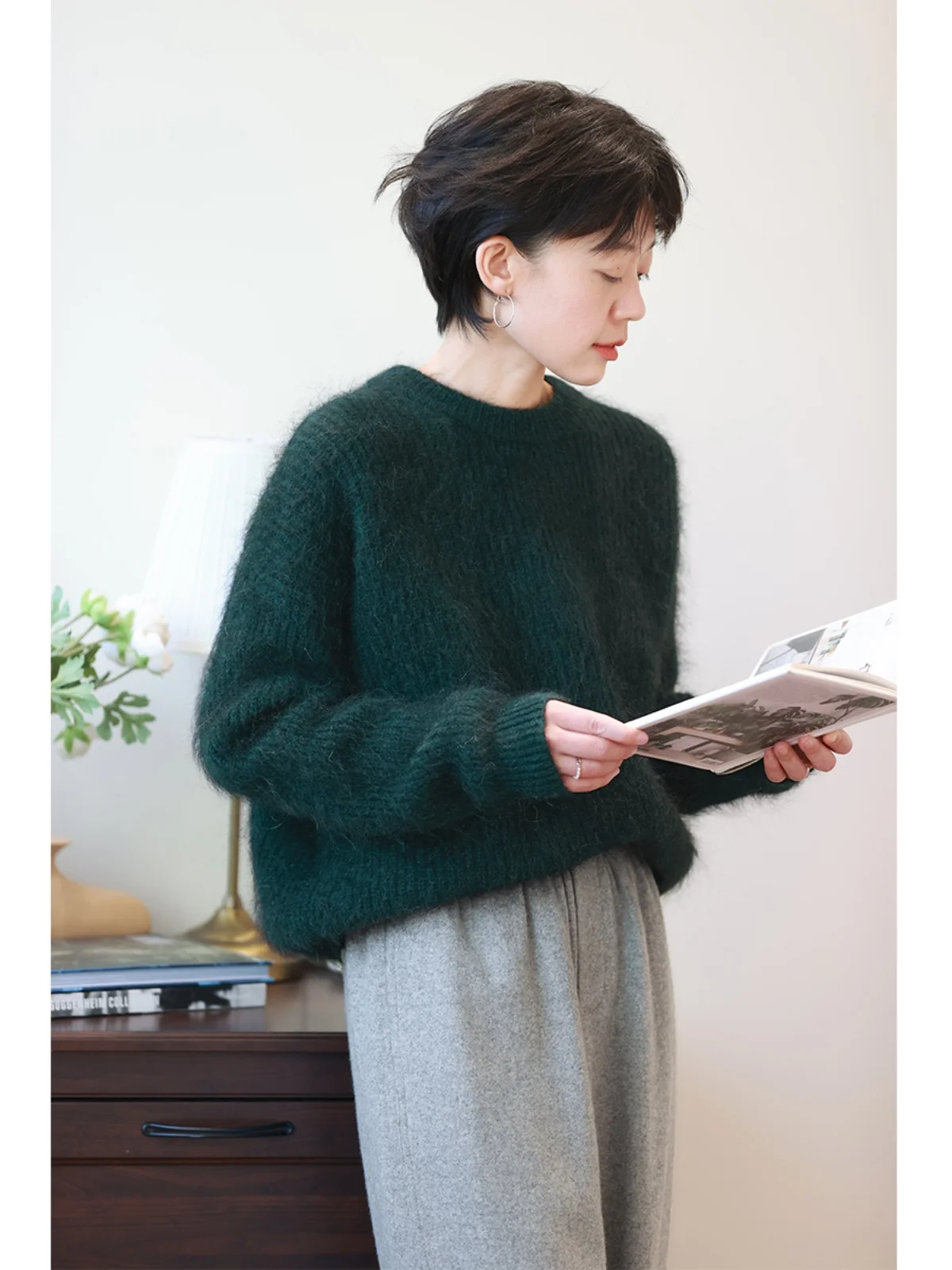 エレガントなデザインのオーバーサイズウールモヘアニットセーター【ダークグリーン・冬用】 春コーデに最適なアイテム