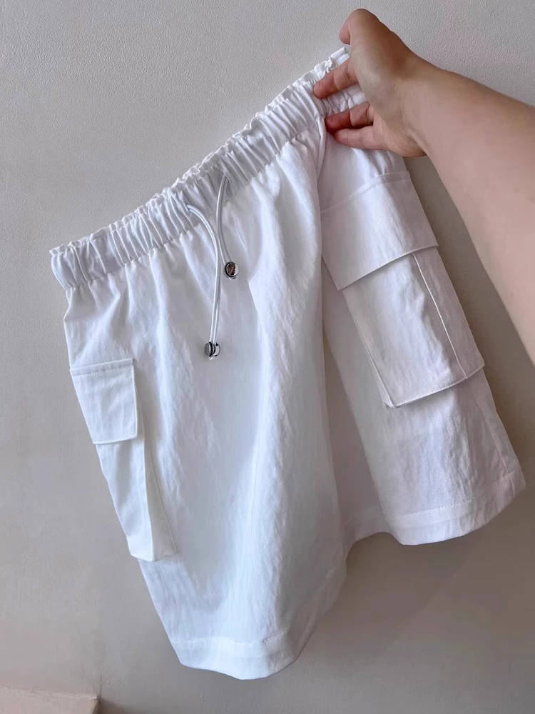 背の高い女性に似た体型のファッションスタイル：セクシーなヴィンテージ風サロペットスカートの実用性と着こなしの科学