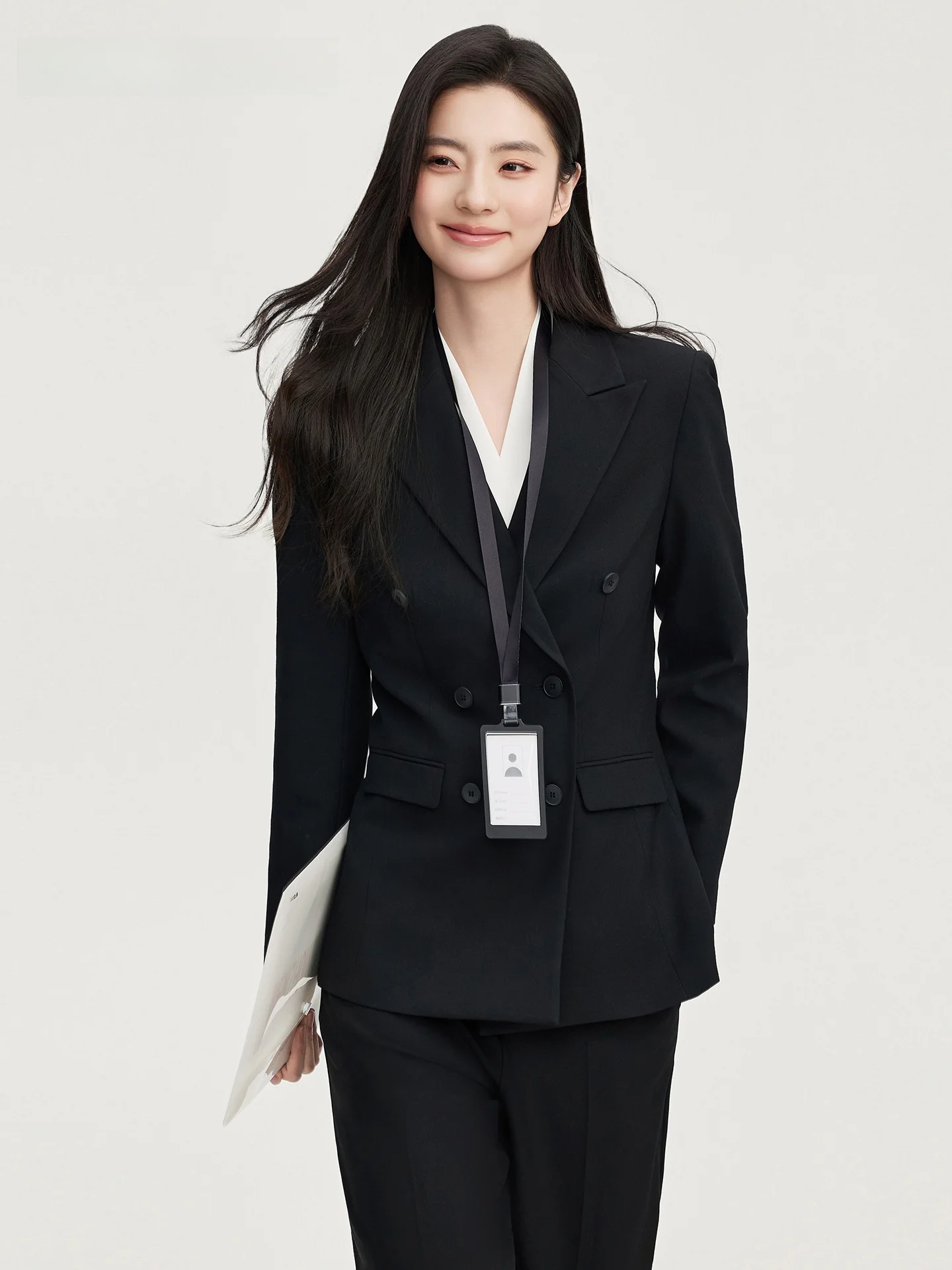50代女性管理職が選ぶスーツブランドは？高級感と実用性を両立した「GOODYOUNG/高的雅」のダブルブレストグレースーツがおすすめ