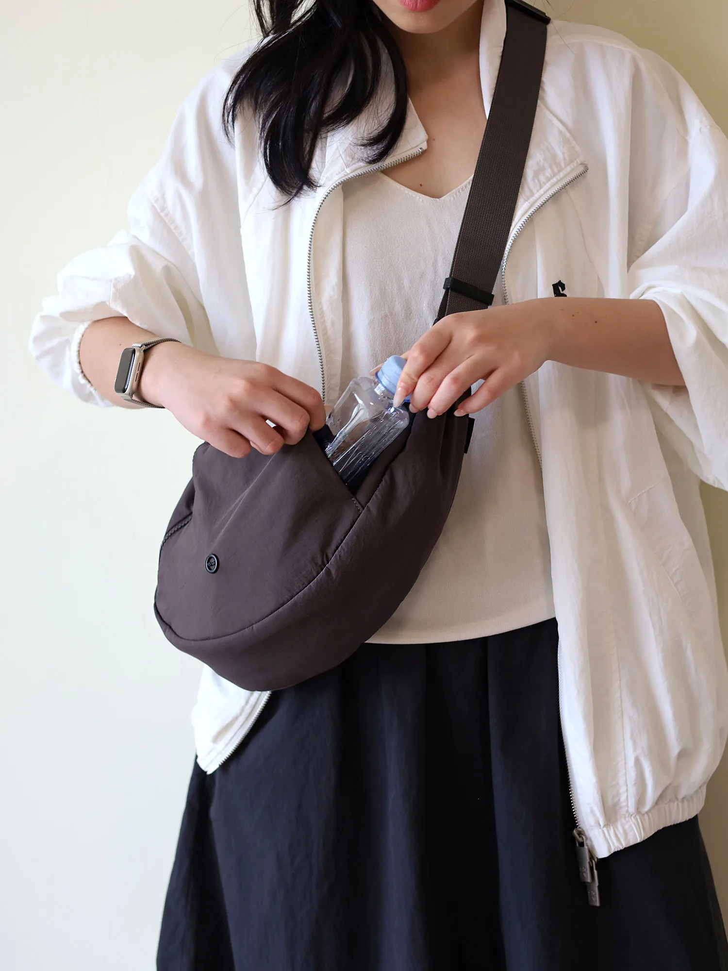 多機能ポケット付き軽量防水斜め掛けバッグ：おしゃれで実用的なレディースカジュアルデザイン
