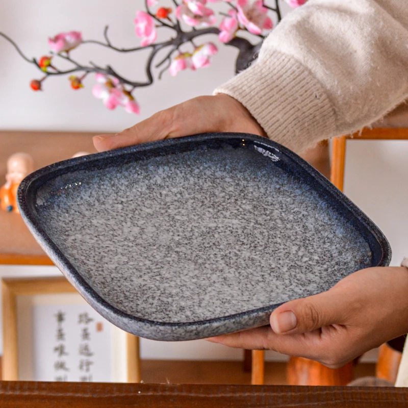 深型正方形プレート：厚みのあるデザインと日系風味の高級感を実現