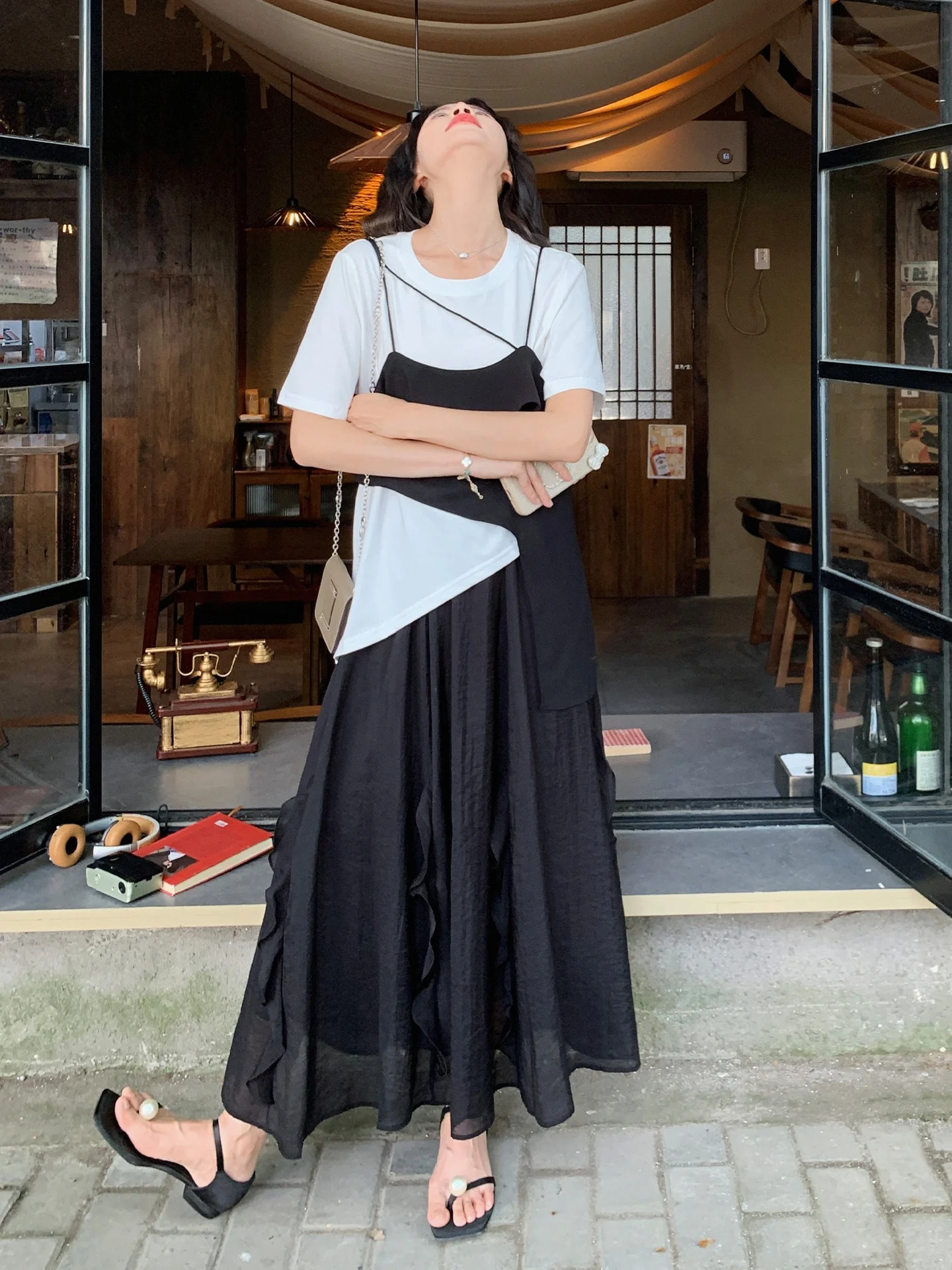 サテンプリーツスカートのコーデは、どう選ぶ？