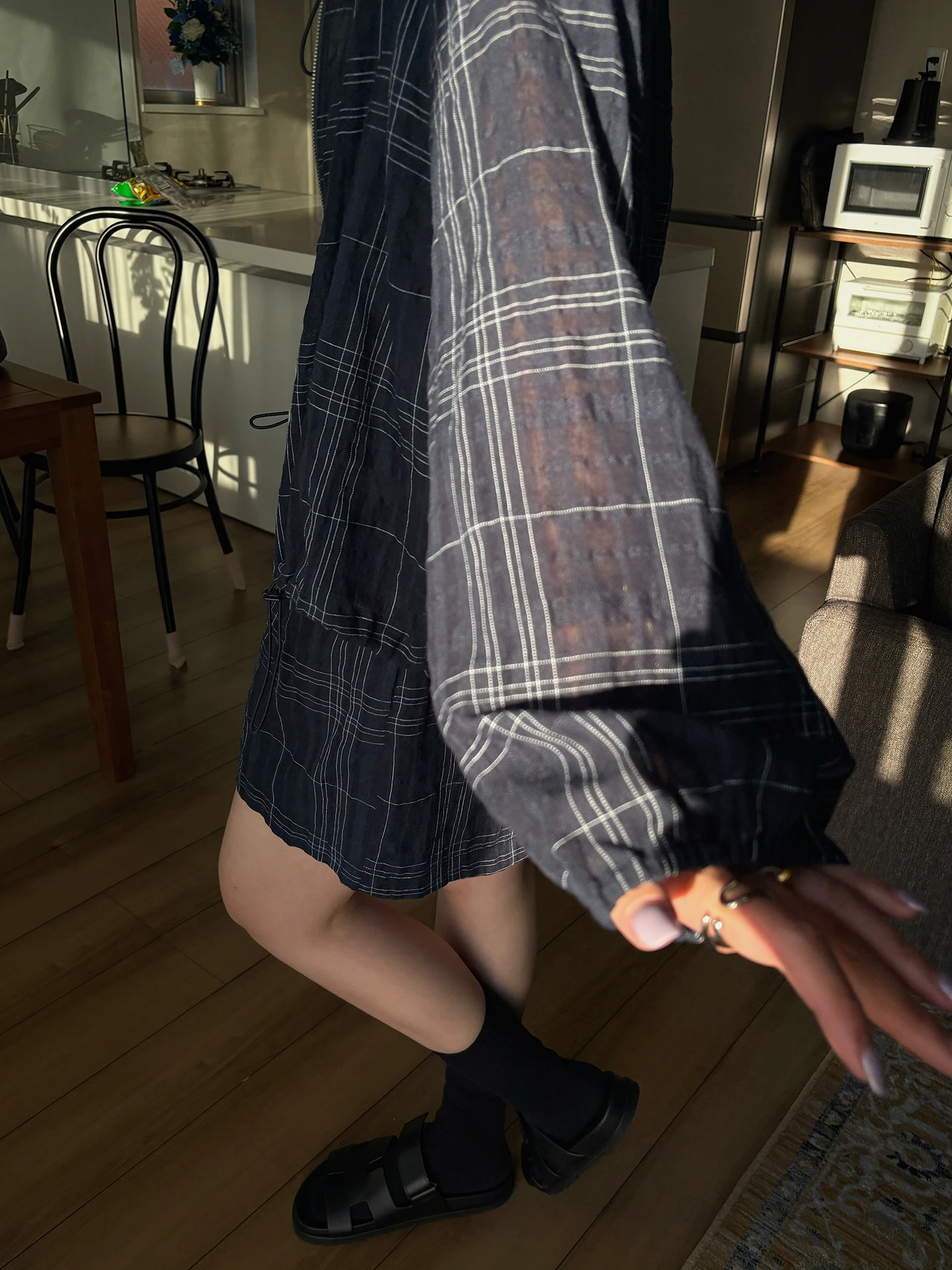 17度気温に適した透け感のあるチェック柄防寒ウェア：ネイビーカラーの軽量セットアップ