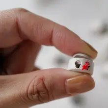 グレー白色の二孔ドローコードボタン【穴あけ不要・英国製】