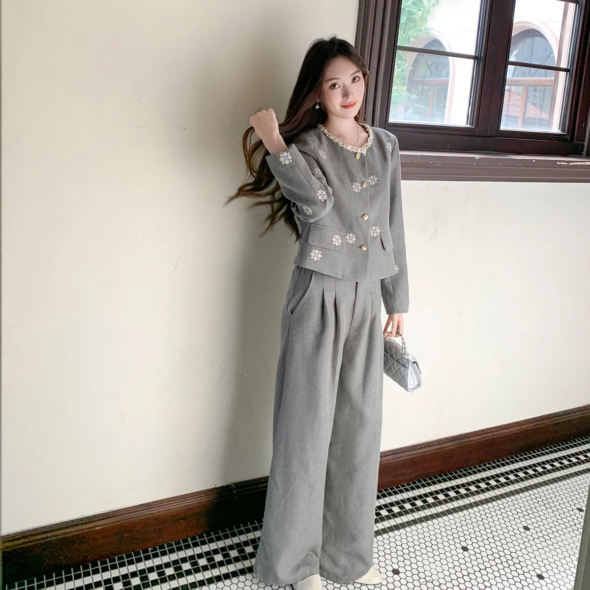 2026春ファッションの通勤スタイルに最適な女性用アウター＆ワイドパンツセット