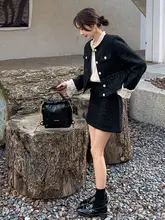 上品なデザイン！ブラックジャケットとスカートの春秋コーディネート（セットアップ対応）