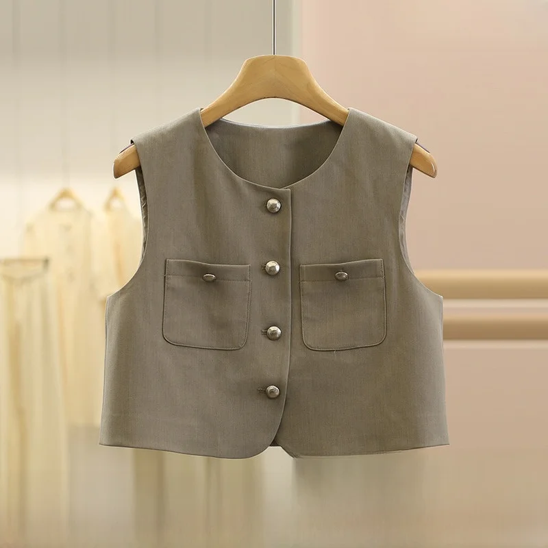 ボス服を正しく選ぶには？通勤のストレスを一気に解消できる「スリムフィットの西洋風ベスト」の本当の価値とは