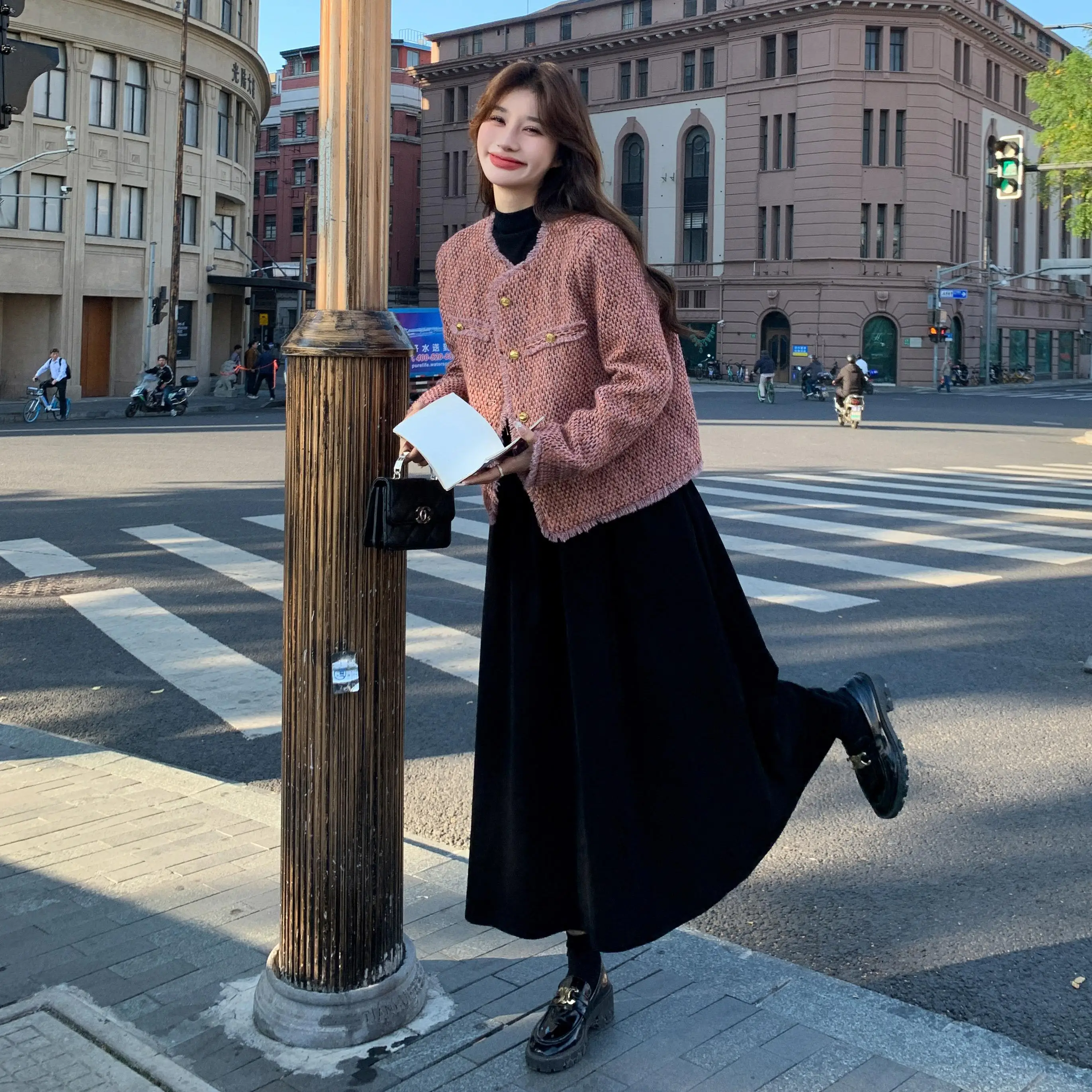 秋のスタイリッシュな女性用コートと黒いドレスセット：10月に早めに購入すべきポイント