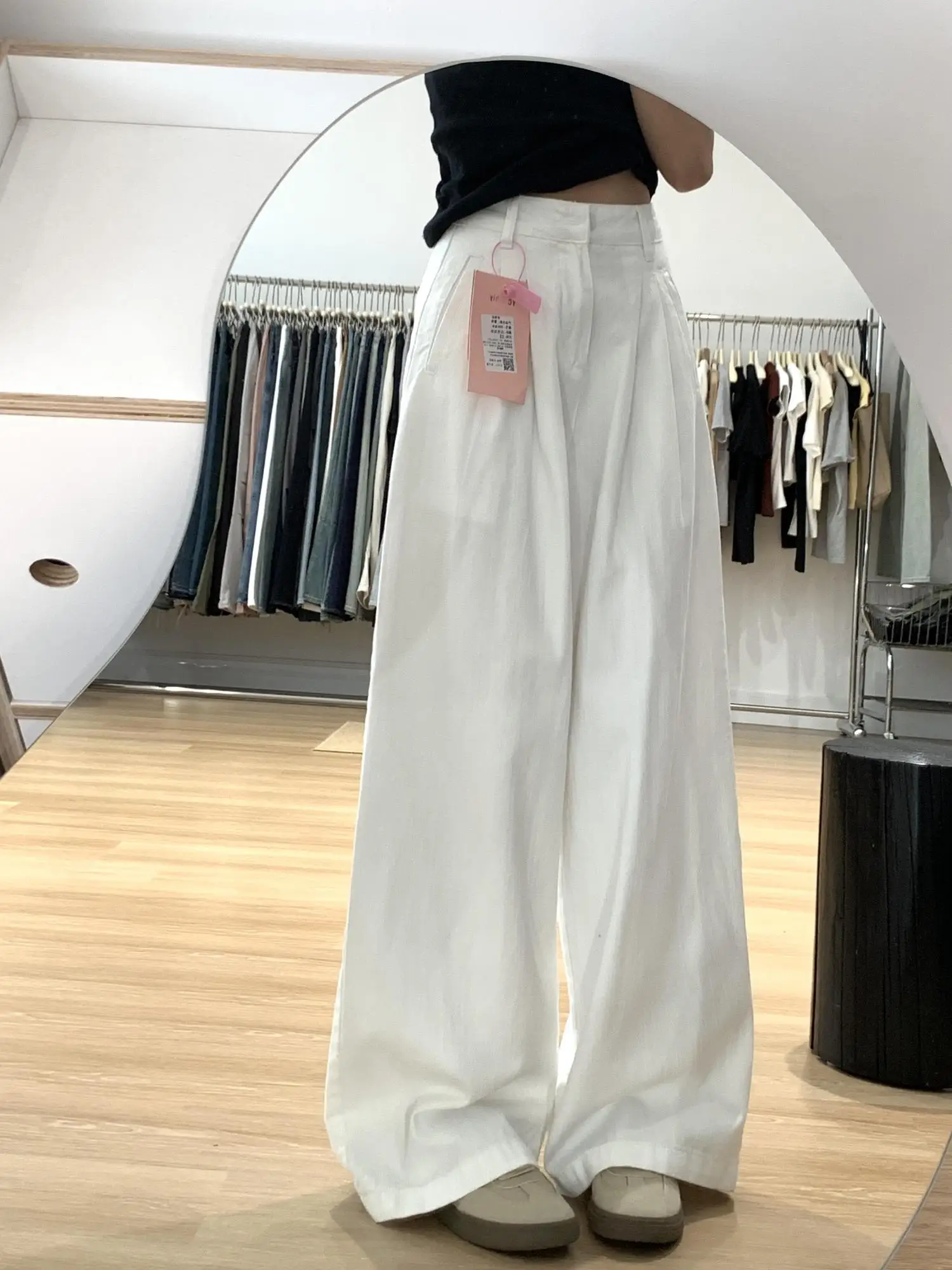 ハイウエストタックワイドパンツ：高腰設計と牛仔布の肌触りが特徴