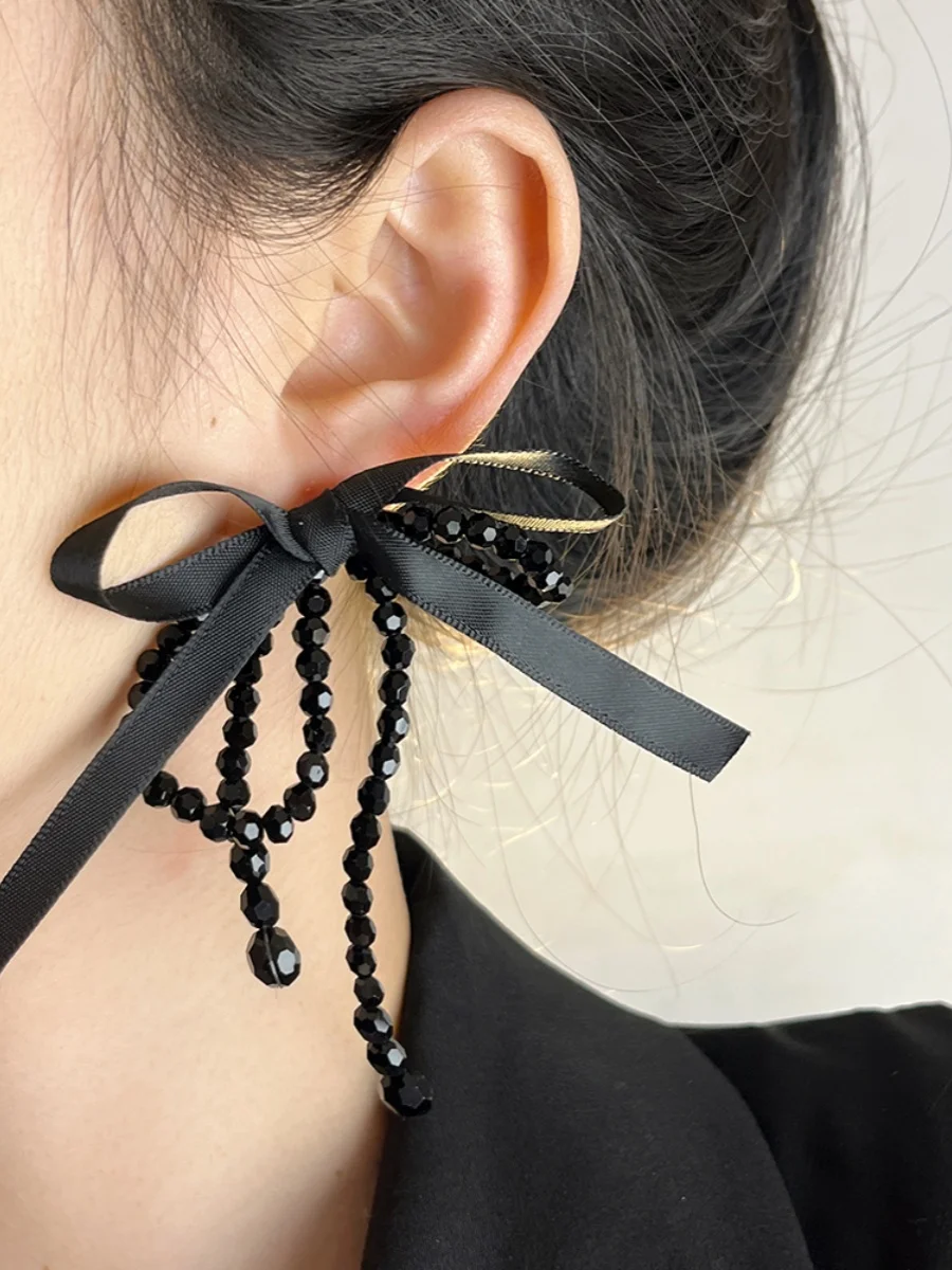 赤いリボン付きクリスタルタッセルイヤリング：華やかさと高級感を実現する日韓スタイルアクセサリー