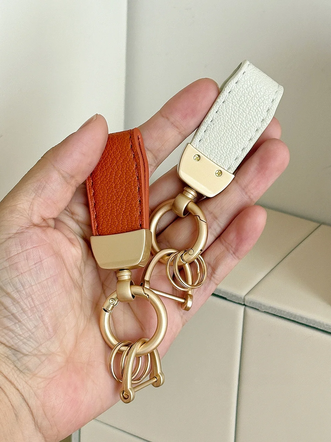 カバンにつけるキーホルダーをどう選ぶ？大人向けの個性と耐久性を両立するアイテムとは
