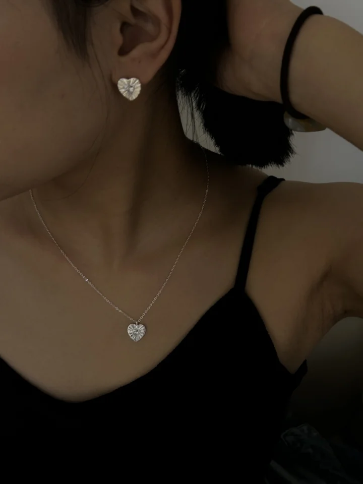 レーザー加工ハートデザインの925純銀ダイヤモンドネックレス【シンプルで甘い雰囲気・デイリー使いに最適】