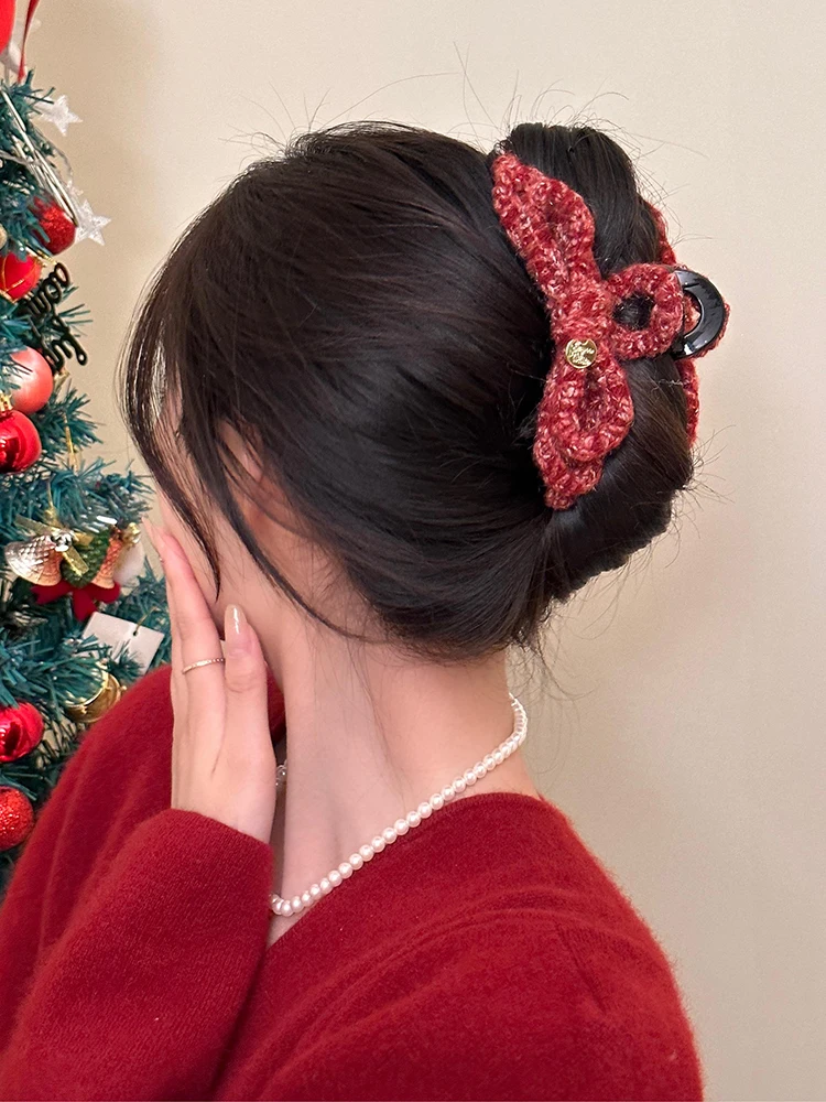 結ぶヘアアレンジをもっと美しくするには？赤い毛羽立ちの蝶結びバンスクリップがおすすめの理由