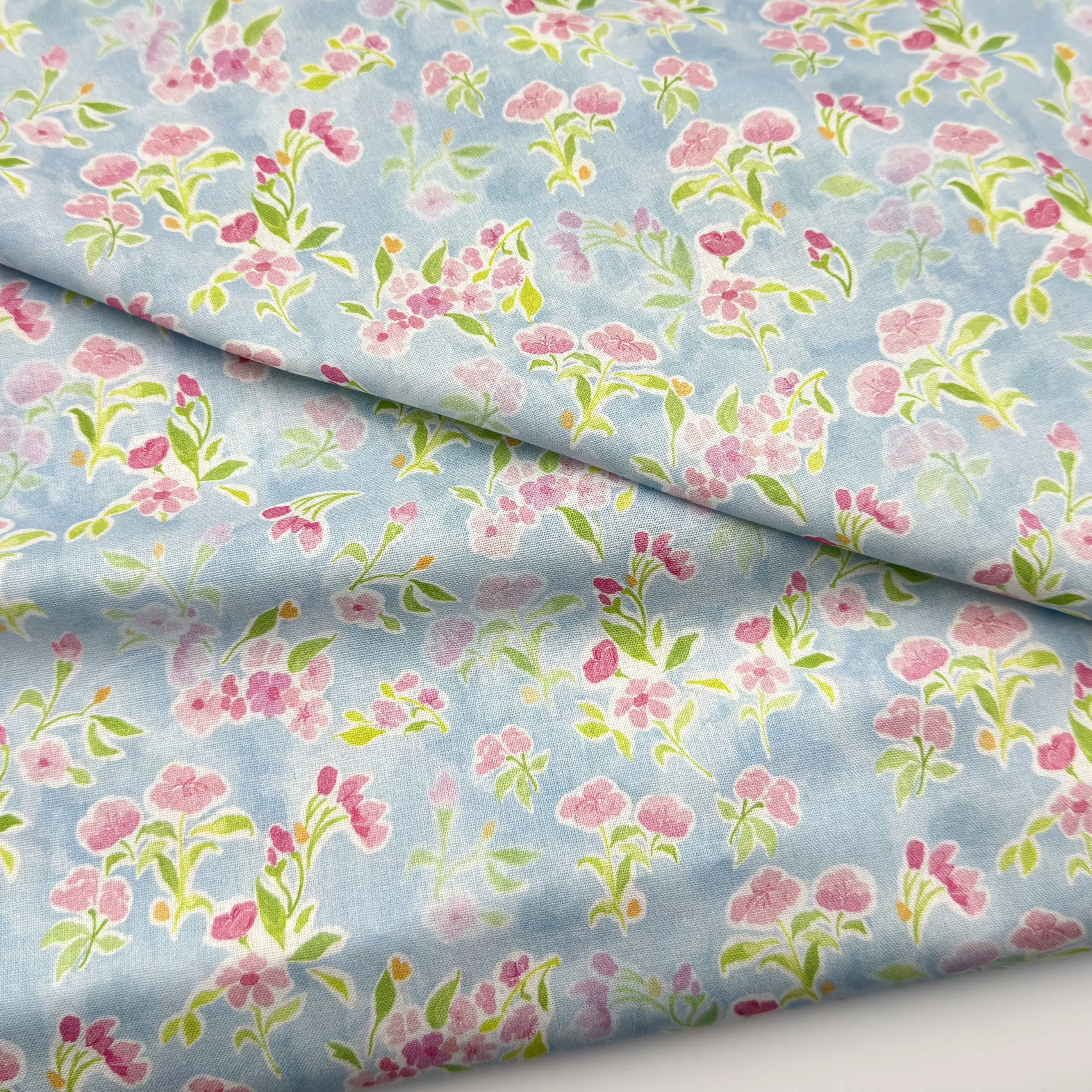 青地に小花柄の全棉平布【DIY用・デジタルプリント】：手作りファッションのための実用性とデザイン性を解説