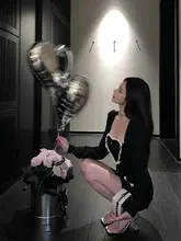 エレガントなデザイン！秋用ヘプバーンスタイルのAラインワンピース【ブラック・長袖・スクエアネック・ウエストシェイプ】